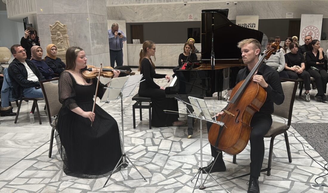 25. Afyonkarahisar Klasik Müzik Festivali'nin beşinci gününde "Ars Essendi Üçlüsü"