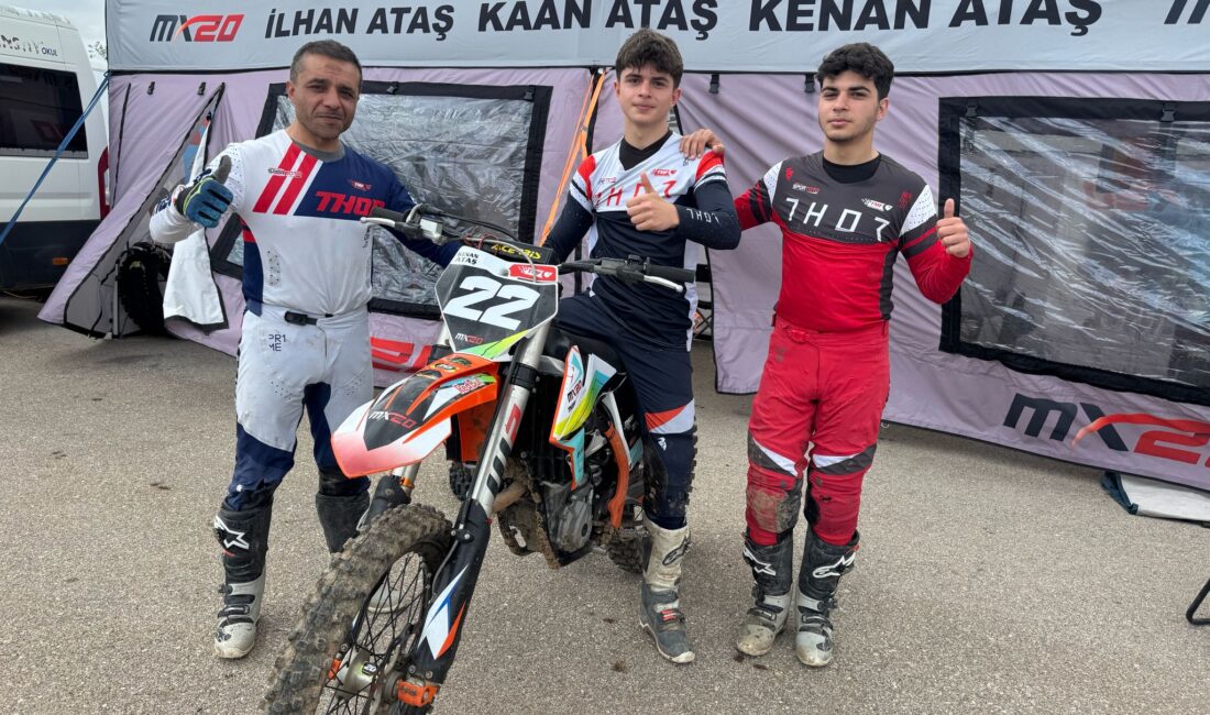 İstanbul'da yaşayan 46 yaşındaki motokrosçu İlhan Ataş ile oğulları Kaan