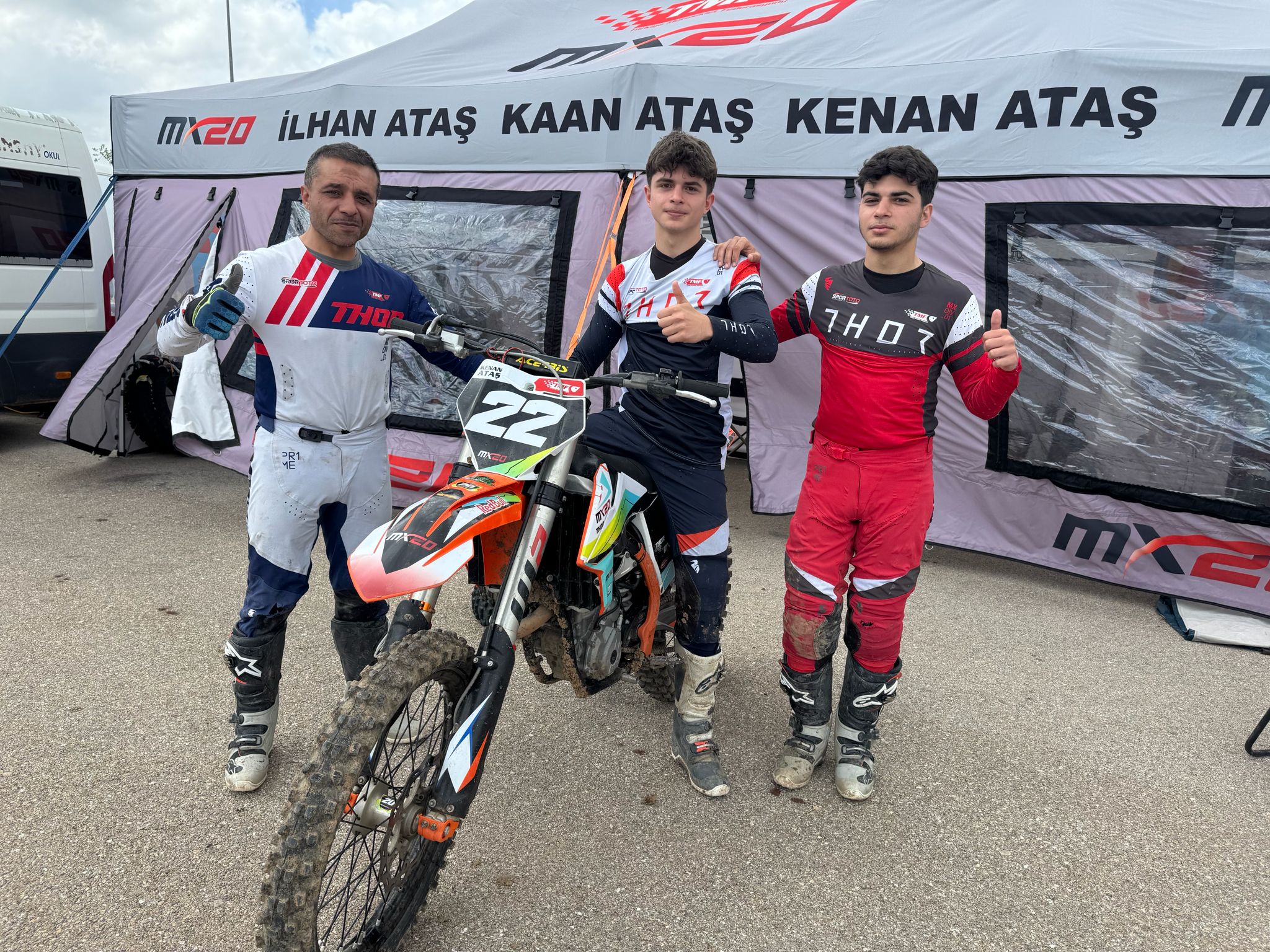 İstanbul'da yaşayan 46 yaşındaki motokrosçu İlhan Ataş ile oğulları Kaan