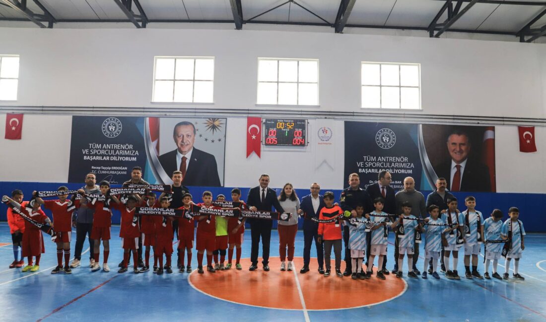 Çobanlar Belediye Başkanı Ali Ali Altuntaş, futsal turnuvasında minik sporcuları
