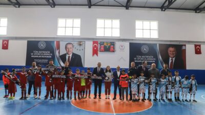 Çobanlar Belediye Başkanı Ali Ali Altuntaş, futsal turnuvasında minik sporcuları
