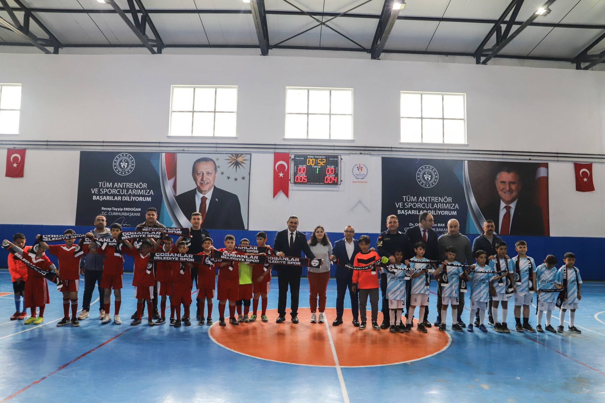 Çobanlar Belediye Başkanı Ali Ali Altuntaş, futsal turnuvasında minik sporcuları