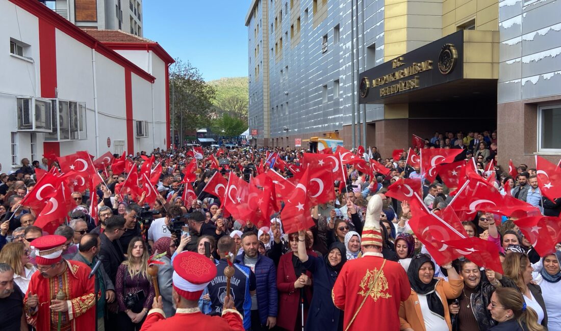Afyonkarahisar Belediye Başkanı Burcu Köksal belediye önünde coşkuyla karşılandı.