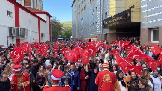 Afyonkarahisar Belediye Başkanı Burcu Köksal belediye önünde coşkuyla karşılandı.
