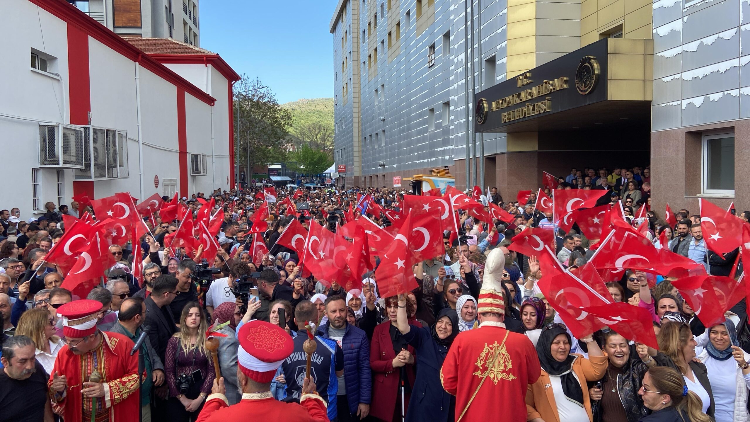 Afyonkarahisar Belediye Başkanı Burcu Köksal belediye önünde coşkuyla karşılandı.
