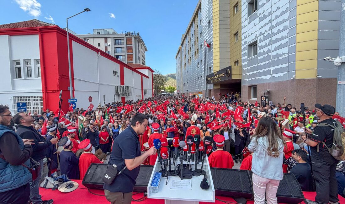 Afyonkarahisar Belediye Başkanı Burcu Köksal, belediye binası önünde gerçekleştirilen karşılama