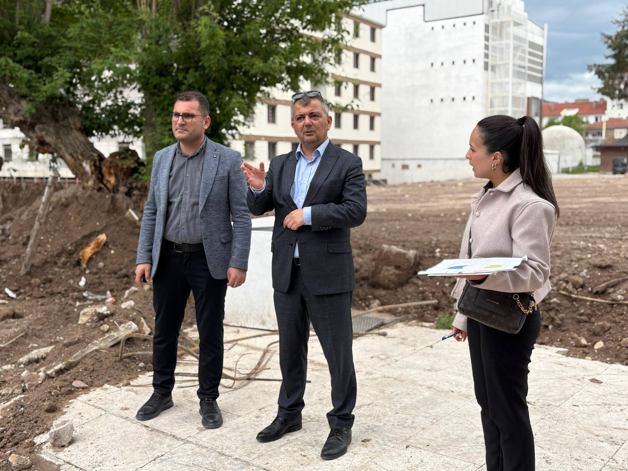 Emirdağ Belediye Başkanı Serkan Koyuncu, yapımı devam eden Doğa Millet