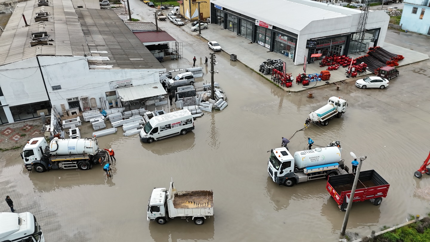 Bolvadin Belediyesi Su ve Kanalizasyon İşleri Müdürlüğü ekipleri, il genelinde