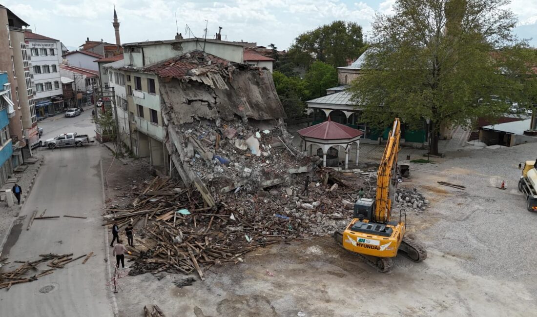 Afyonkarahisar’ın Bolvadin ilçesinde kentsel dönüşüm çerçevesinde yıkım çalışması başlatıldı.