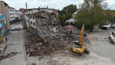 Afyonkarahisar’ın Bolvadin ilçesinde kentsel dönüşüm çerçevesinde yıkım çalışması başlatıldı.