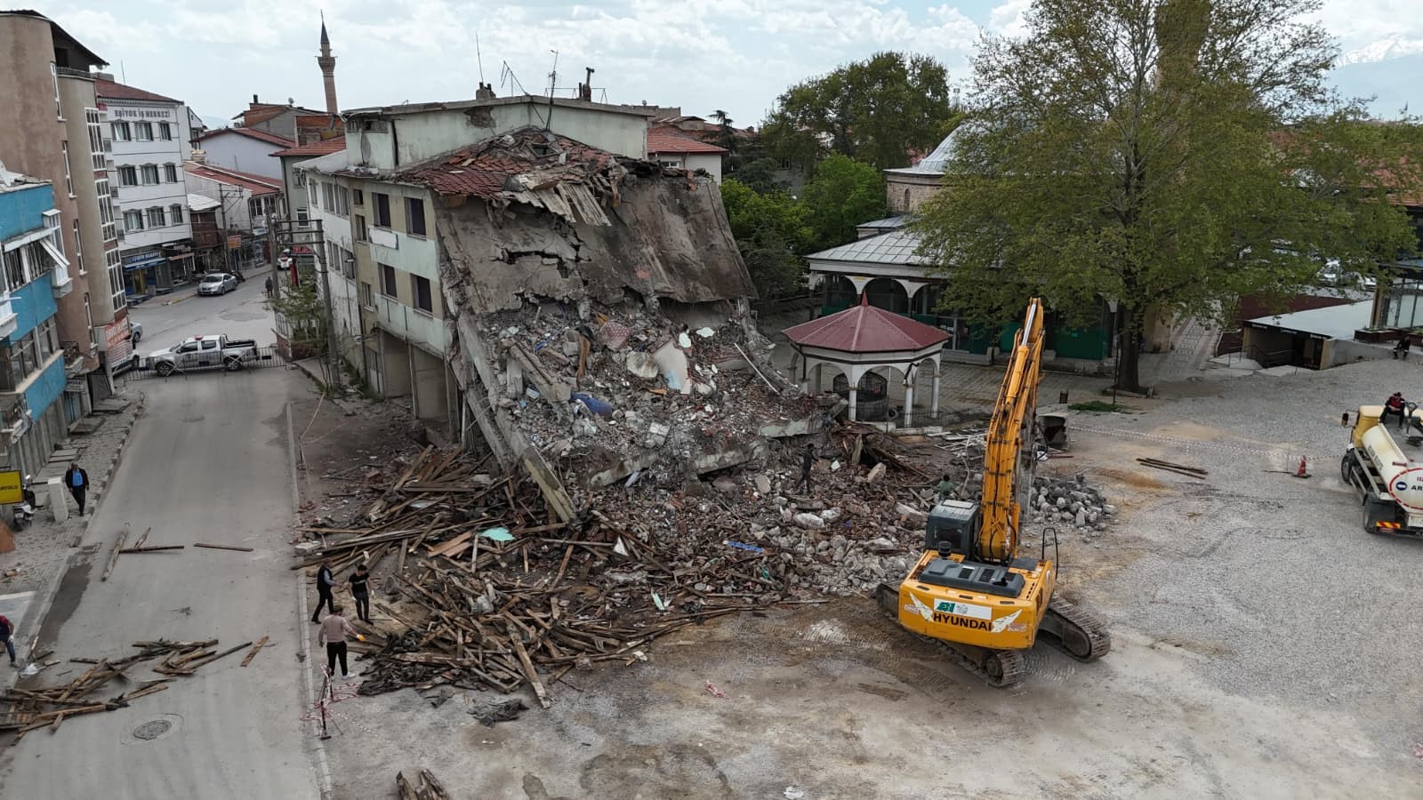 Afyonkarahisar’ın Bolvadin ilçesinde kentsel dönüşüm çerçevesinde yıkım çalışması başlatıldı.