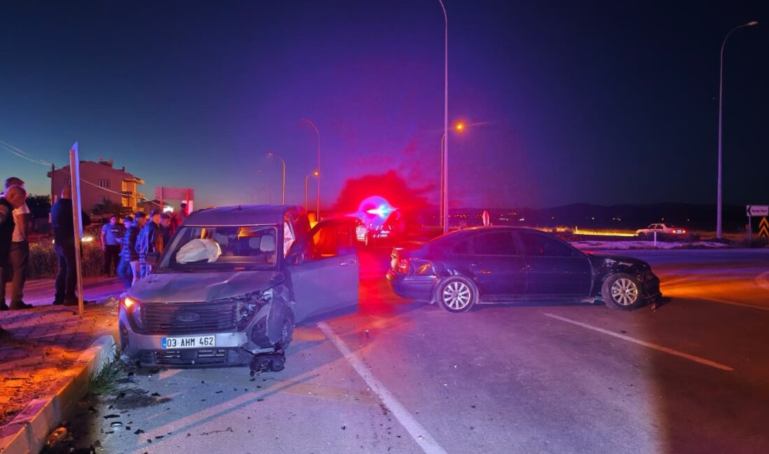 Afyonkarahisar'da iki otomobilin çarpışması sonucu meydana gelen trafik kazasında üçü