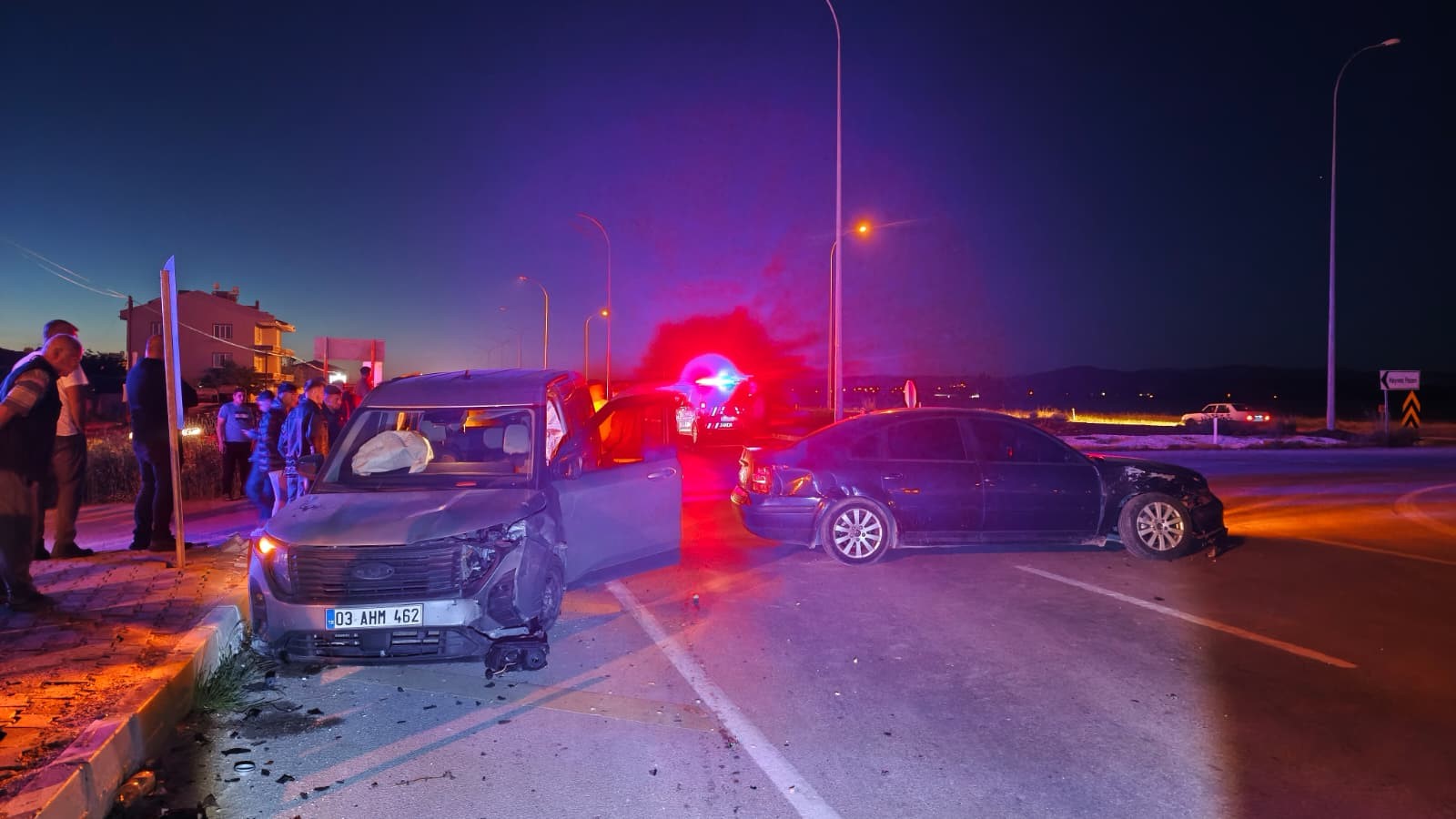 Afyonkarahisar'da iki otomobilin çarpışması sonucu meydana gelen trafik kazasında üçü