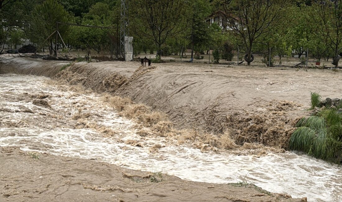 Tokat'ın Zile ilçesinde aşırı yağış nedeniyle taşan dere, evlerde ve