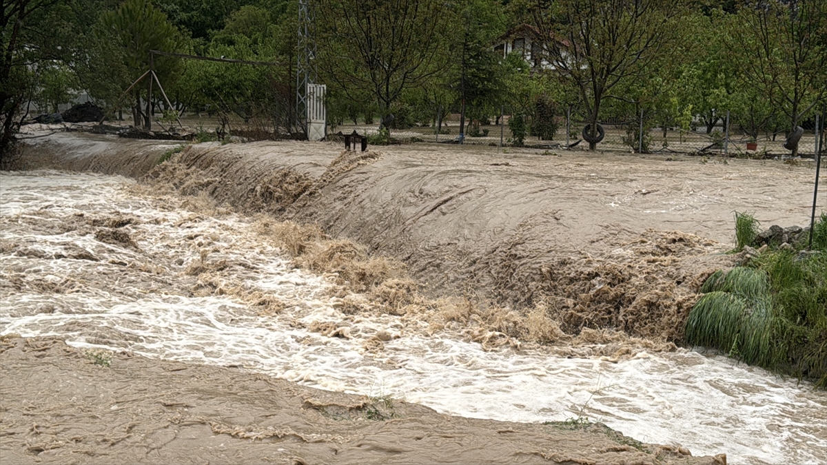 Tokat'ın Zile ilçesinde aşırı yağış nedeniyle taşan dere, evlerde ve