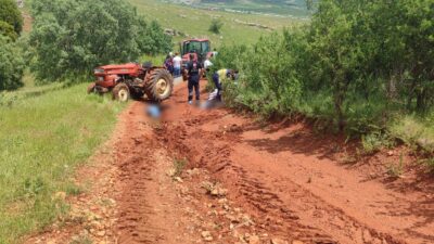 Afyonkarahisar'da traktörün devrilmesi sonucu meydana gelen trafik kazasında biri çocuk
