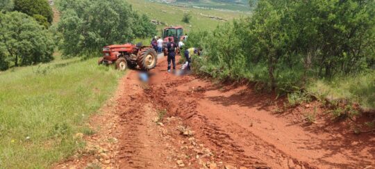 Afyonkarahisar'da traktörün devrilmesi sonucu meydana gelen trafik kazasında biri çocuk