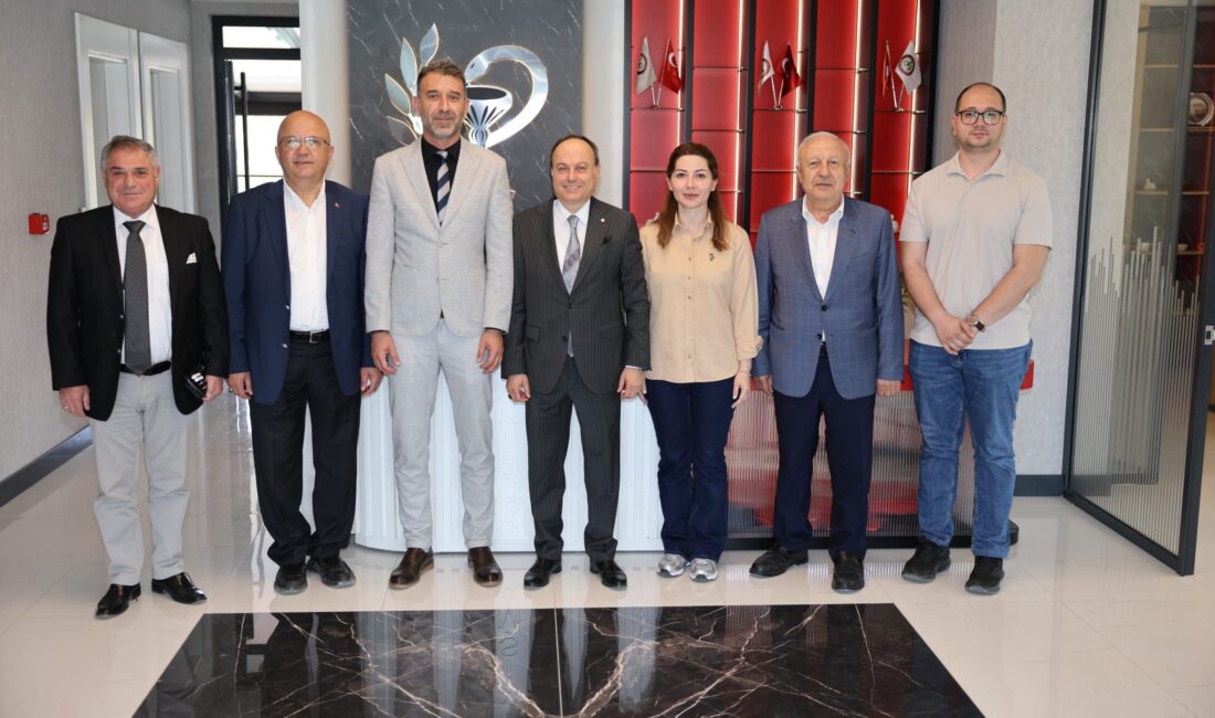 Afyon Eğitim Vakfı Yönetim Kurulu Başkanı Hüsnü Serteser ve Yönetim