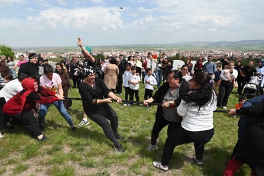 Emirdağ Belediyesi tarafından düzenlenen Anneler Günü ve Hıdırellez Şenliği, yoğun