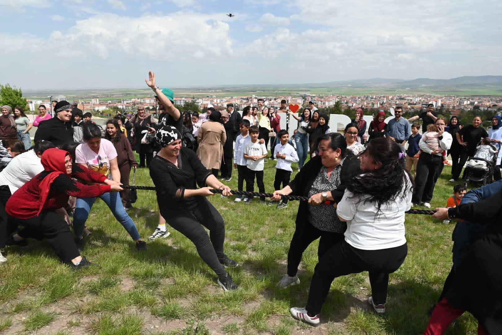 Emirdağ Belediyesi tarafından düzenlenen Anneler Günü ve Hıdırellez Şenliği, yoğun