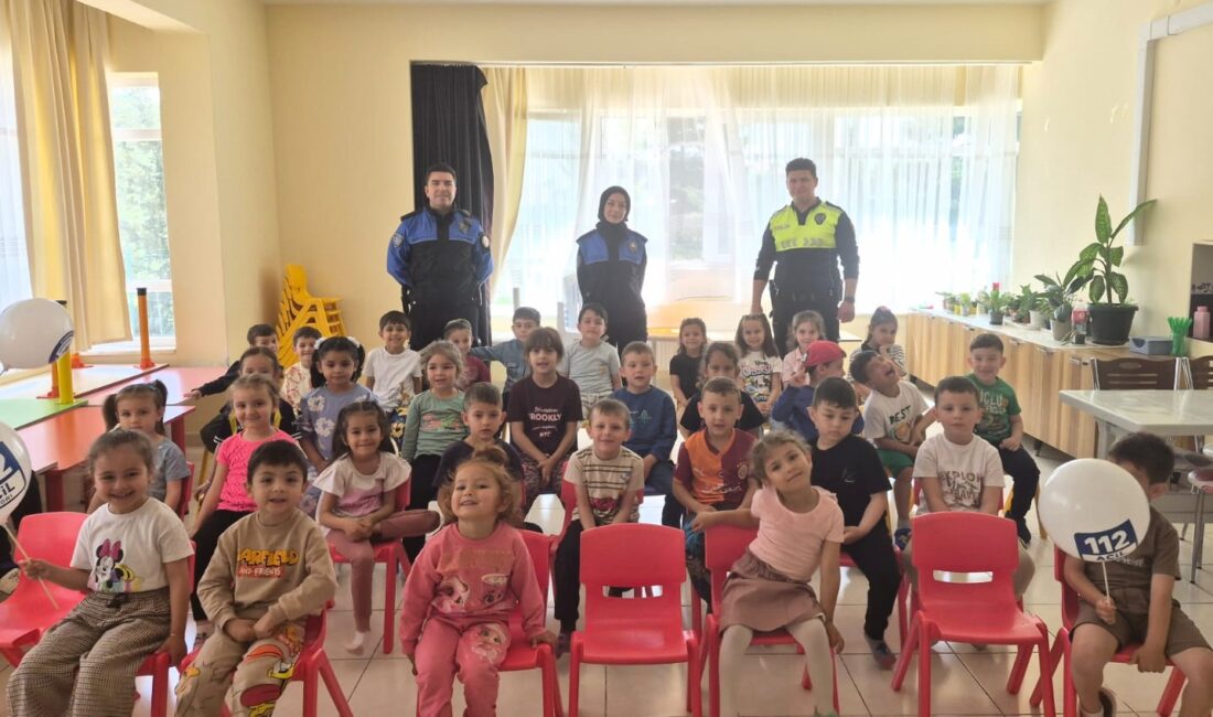 Afyonkarahisar İl Emniyet Müdürlüğü ekipleri tarafından Evciler ilçesindeki okullarda öğrencilere
