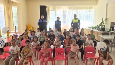 Afyonkarahisar İl Emniyet Müdürlüğü ekipleri tarafından Evciler ilçesindeki okullarda öğrencilere
