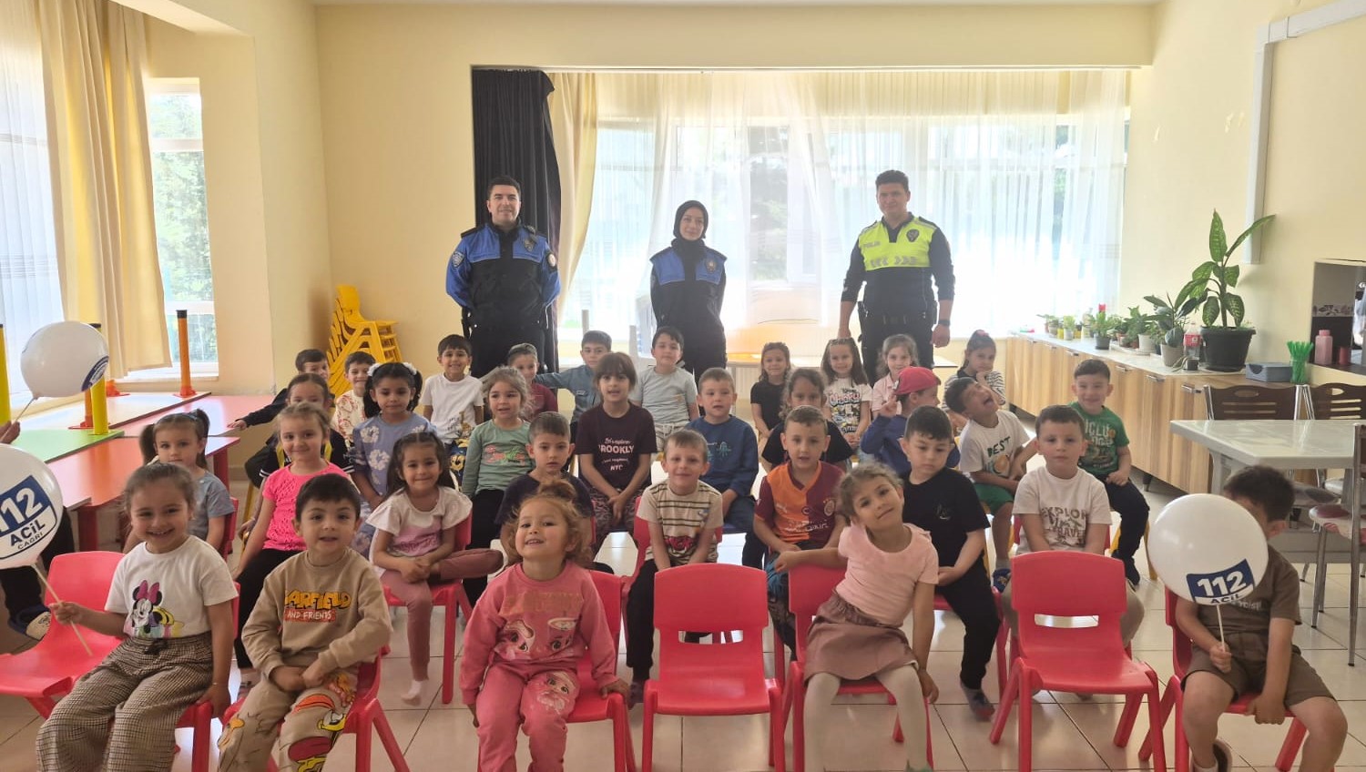 Afyonkarahisar İl Emniyet Müdürlüğü ekipleri tarafından Evciler ilçesindeki okullarda öğrencilere