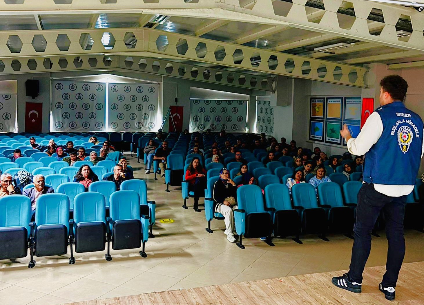 Afyonkarahisar İl Emniyet Müdürlüğü ekipleri, “Gençlik Sizin Eseriniz” projesi kapsamında
