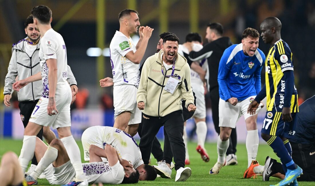 Trendyol Süper Lig'in son haftasındaki Fenerbahçe-ikas Eyüpspor müsabakası 3-3 eşitlikle