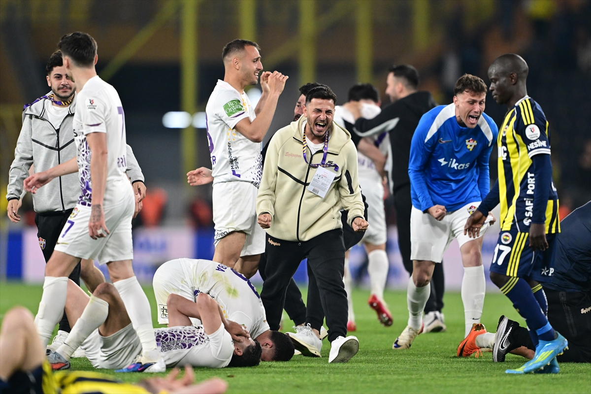 Trendyol Süper Lig'in son haftasındaki Fenerbahçe-ikas Eyüpspor müsabakası 3-3 eşitlikle