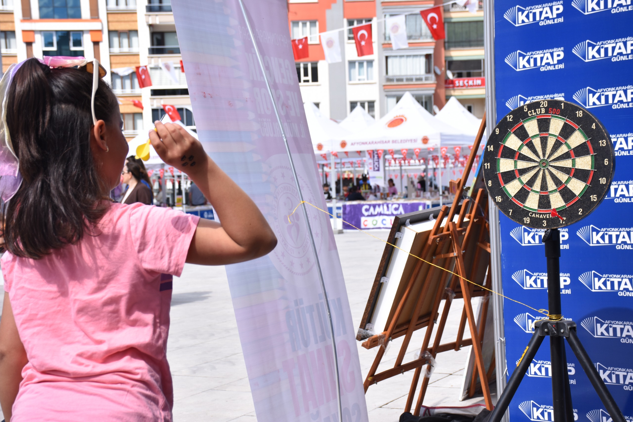 Gençlik Haftası kapsamında düzenlenen Gençlik Spor Festivali, Zafer Meydanı’nda gençlerin