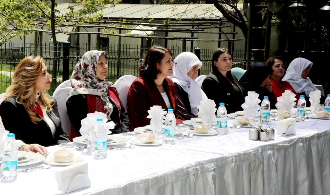 Afyonkarahisar Valisi Dr. Naci Aktaş’ın eşi Nagihan Aktaş, Anneler Günü