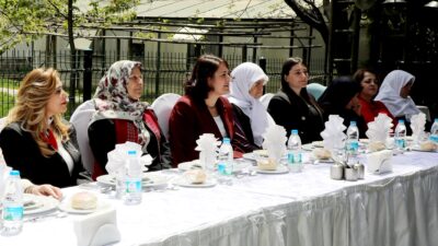 Afyonkarahisar Valisi Dr. Naci Aktaş’ın eşi Nagihan Aktaş, Anneler Günü