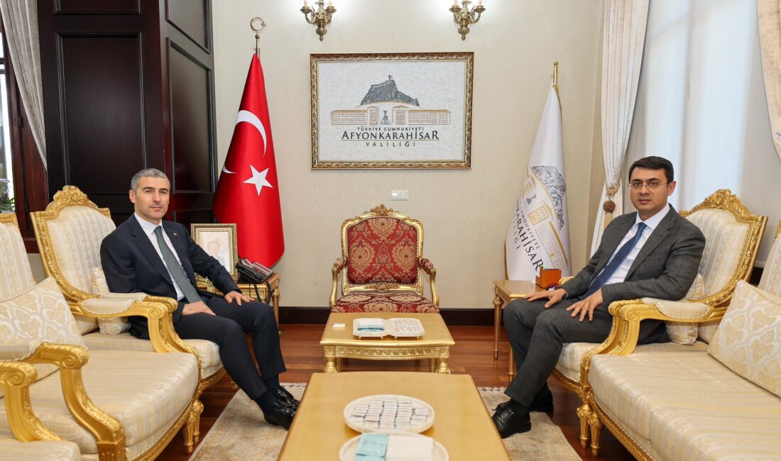 Uşak Valisi Serdar Kartal, Afyonkarahisar Valisi Dr. Naci Aktaş’ı makamında
