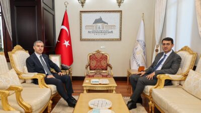 Uşak Valisi Serdar Kartal, Afyonkarahisar Valisi Dr. Naci Aktaş’ı makamında