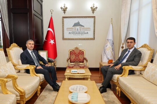 Uşak Valisi Serdar Kartal, Afyonkarahisar Valisi Dr. Naci Aktaş’ı makamında