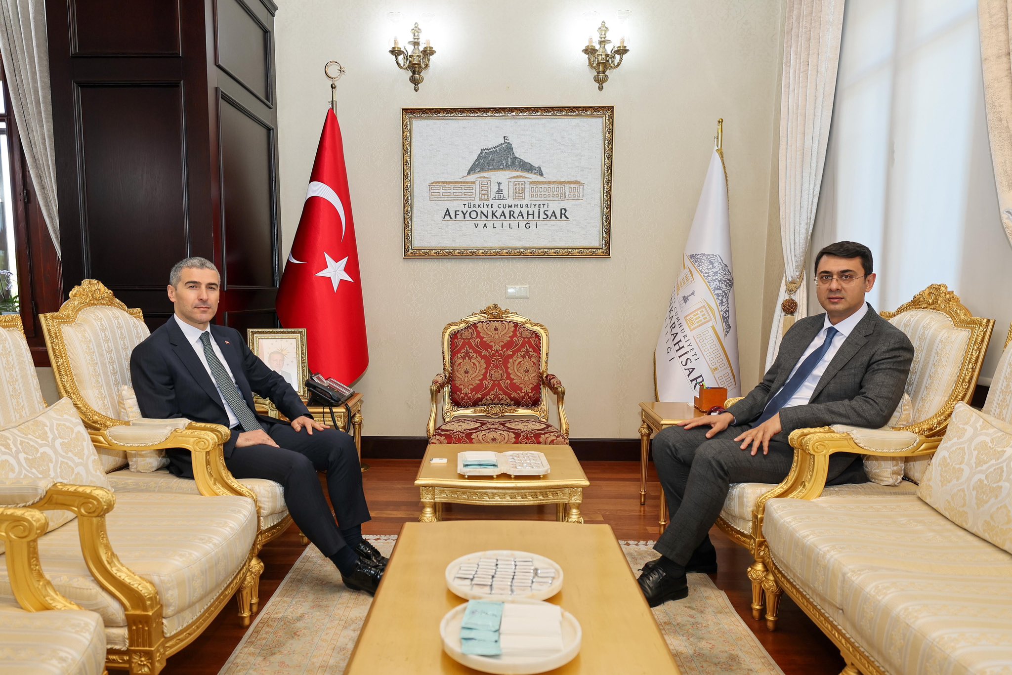 Uşak Valisi Serdar Kartal, Afyonkarahisar Valisi Dr. Naci Aktaş’ı makamında