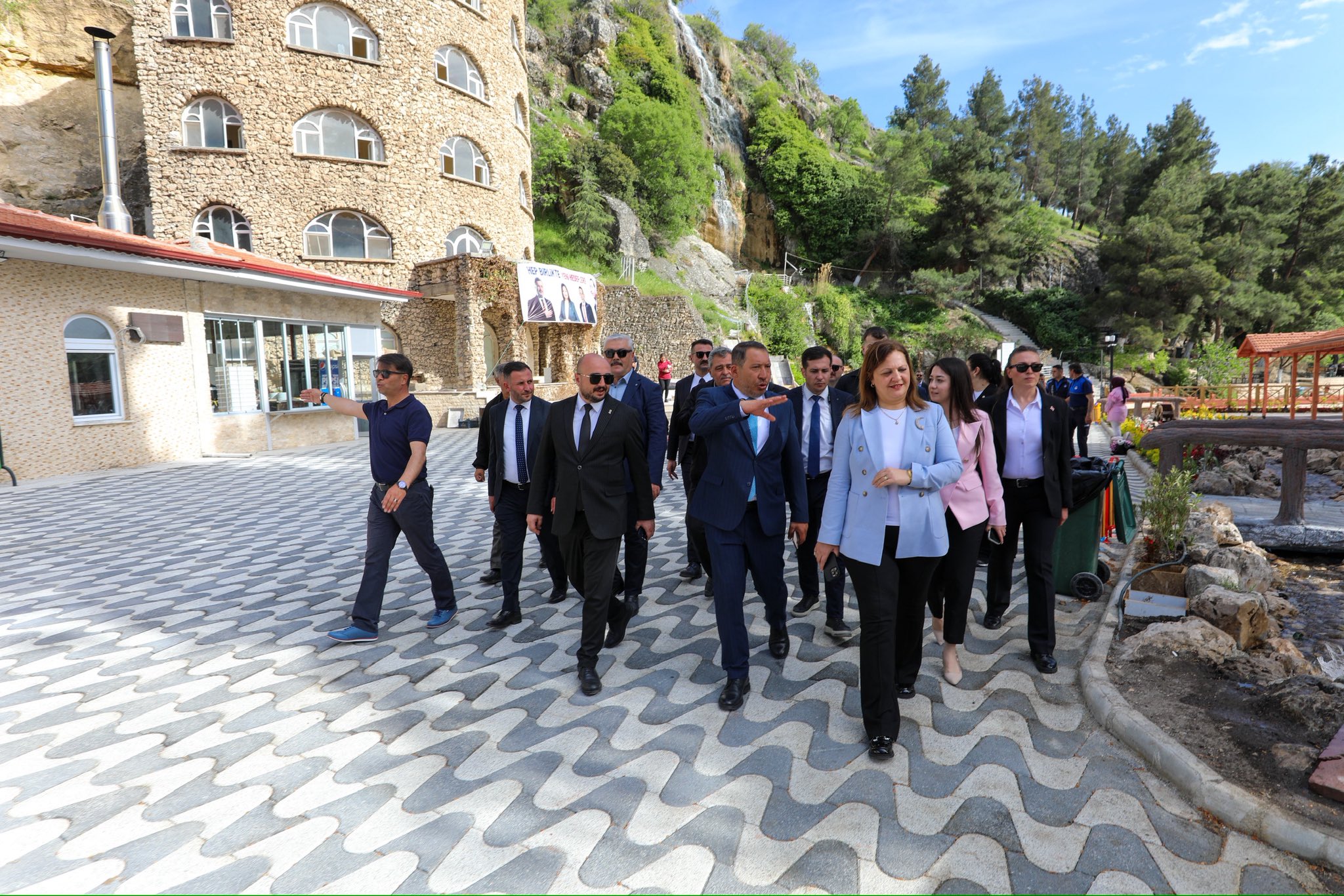 Afyonkarahisar Belediye Başkanı Burcu Köksal, Dinar ilçesine gerçekleştirdiği ziyarette Dinar