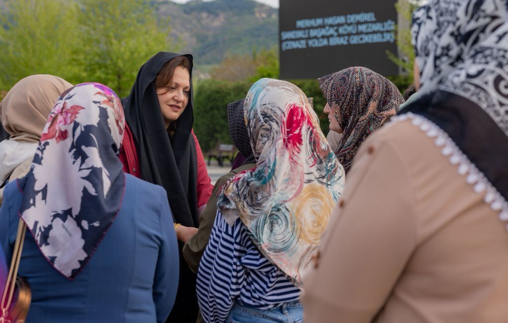 Afyonkarahisar Belediye Başkanı Burcu Köksal, hem akrabası hem de yakın