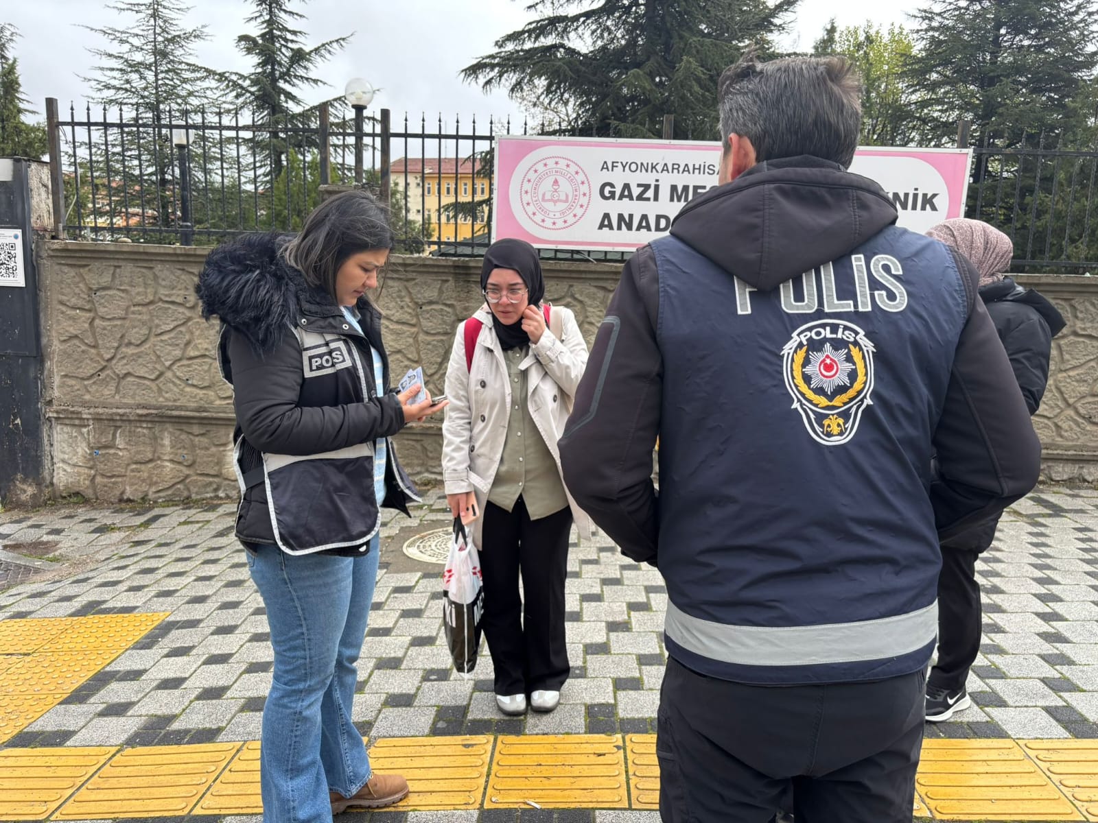 Afyonkarahisar İl Emniyet Müdürlüğü ekipleri, çocuk ve gençlerin eğitim ortamlarında