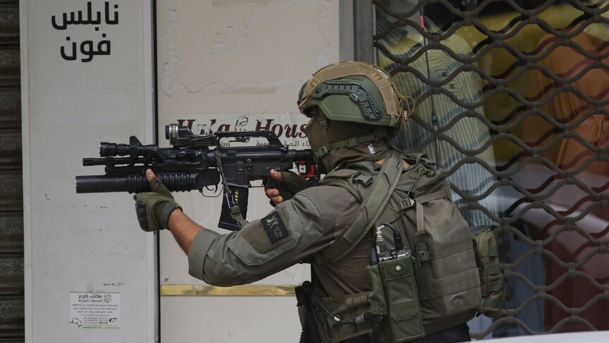 İsrail askerleri, işgal altındaki Batı Şeria'da ateş açarak bir çocuğu