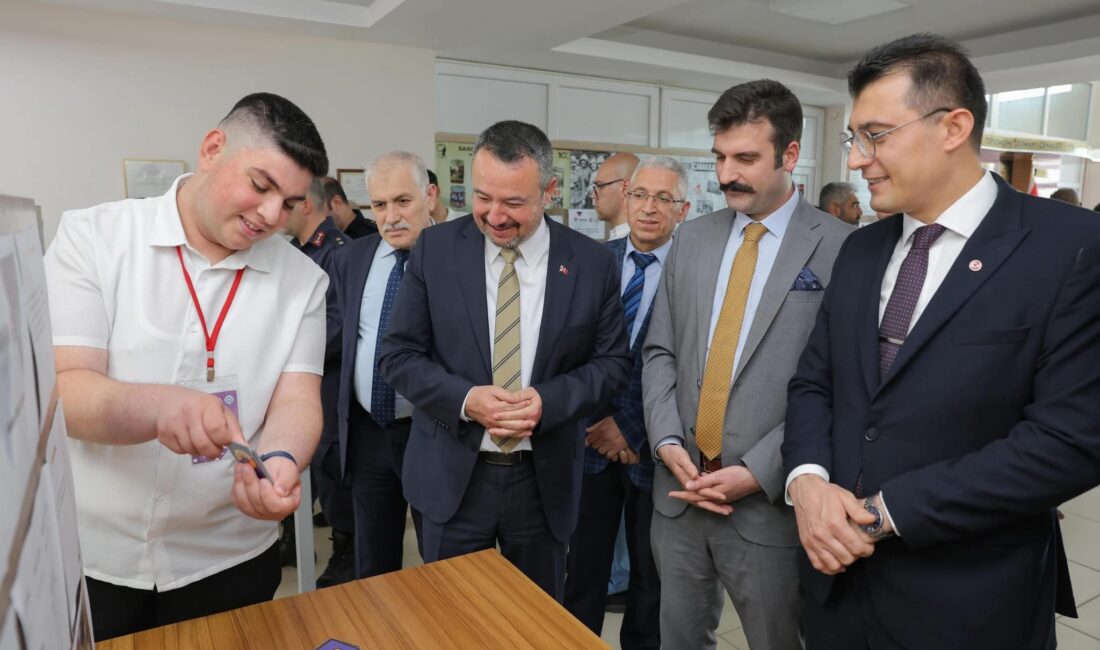 Sandıklı Kaymakamı Selçuk Yosunkaya, "TÜBİTAK 4006 Bilim Fuarı" açılışına katıldı.