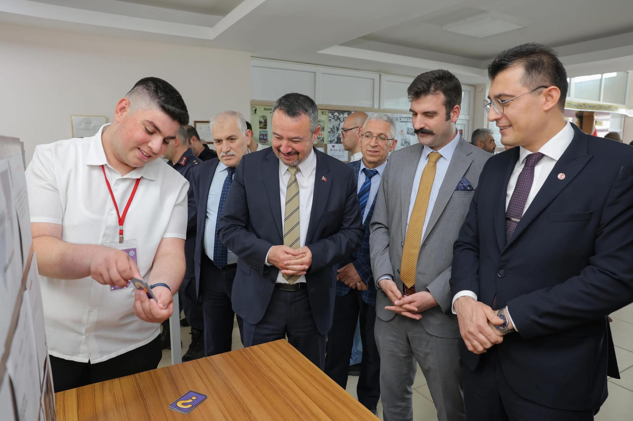 Sandıklı Kaymakamı Selçuk Yosunkaya, "TÜBİTAK 4006 Bilim Fuarı" açılışına katıldı.