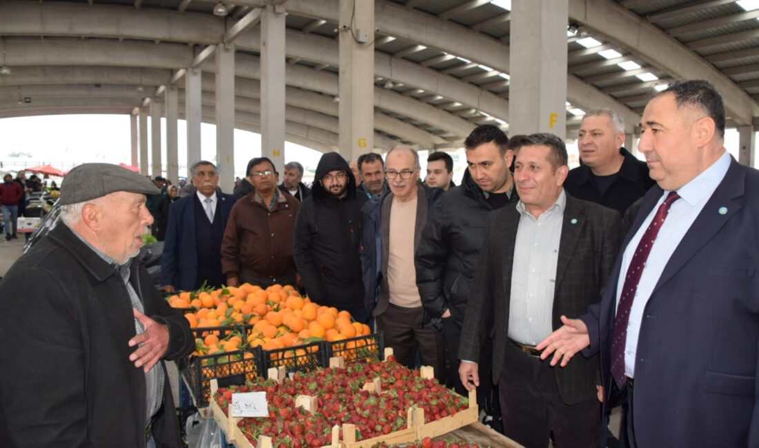 İYİ Parti Afyonkarahisar İl Başkanı Muhammet Mısırlıoğlu, beraberindeki il yönetim