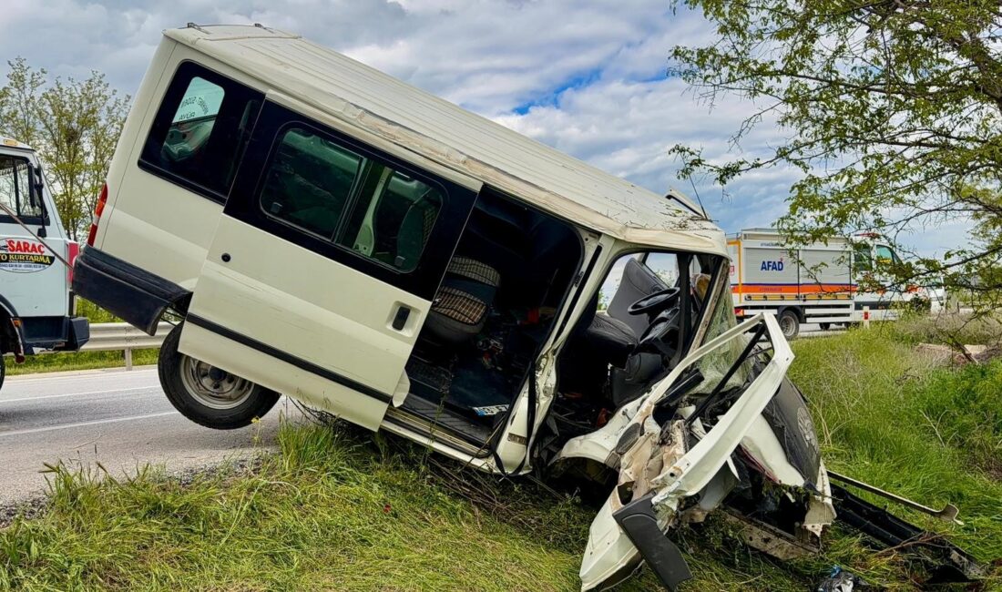 Afyonkarahisar’da kontrolden çıkan minibüsün yol kenarındaki ağaca çarptığı kazada 2