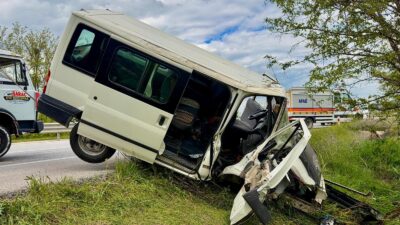 Afyonkarahisar’da kontrolden çıkan minibüsün yol kenarındaki ağaca çarptığı kazada 2