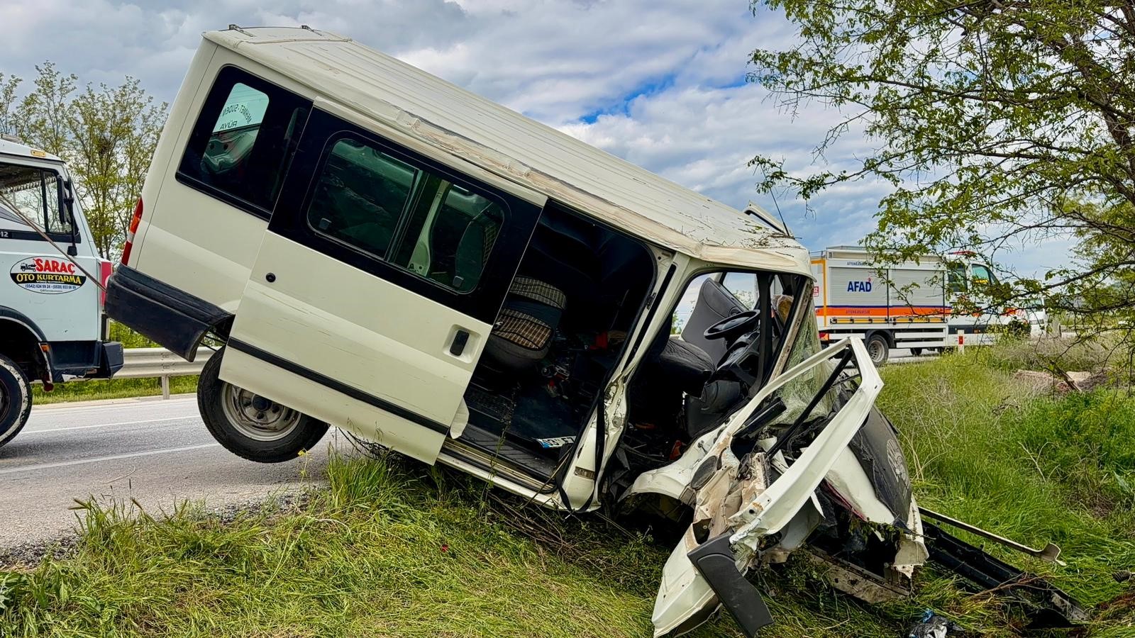 Afyonkarahisar’da kontrolden çıkan minibüsün yol kenarındaki ağaca çarptığı kazada 2
