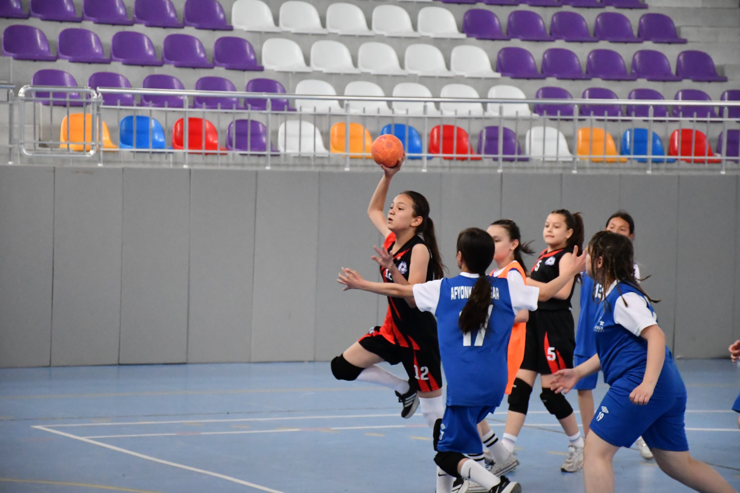 Afyonkarahisar’da düzenlenen Kulüpler Hentbol Minik Kızlar İl Birinciliği müsabakaları, renkli