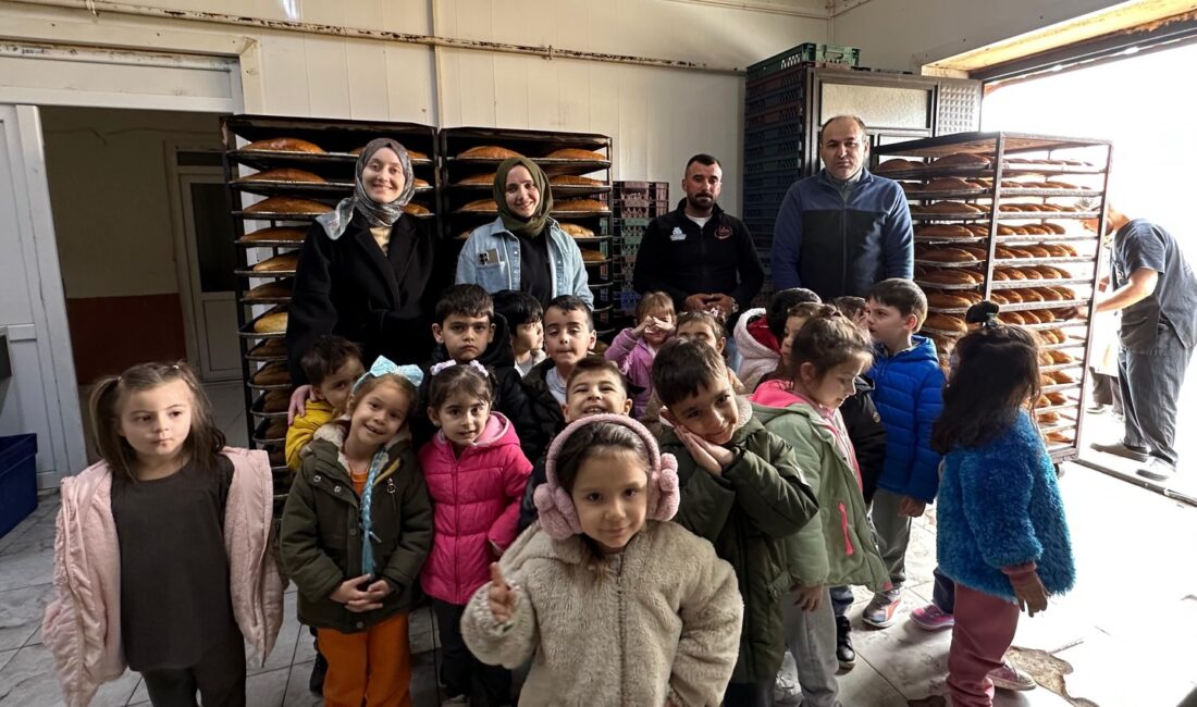 Bolvadin Anaokulu öğrencileri, öğretmenleri eşliğinde belediyeye ait Halk Ekmek Fabrikası’nı