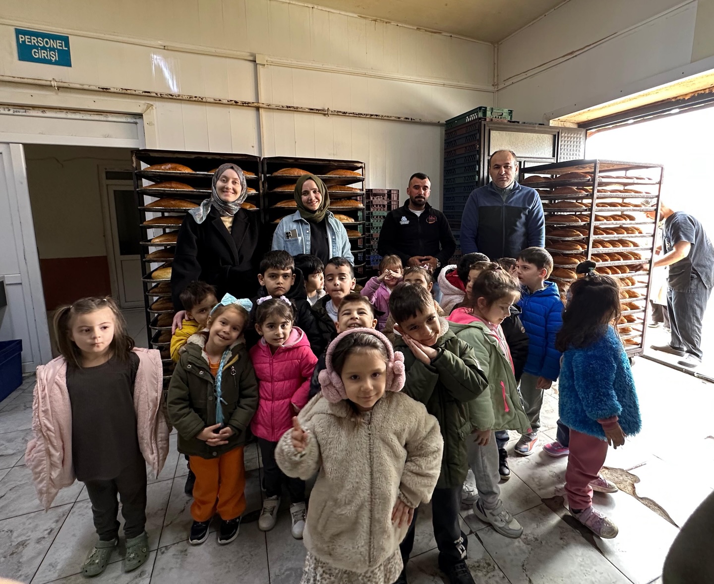 Bolvadin Anaokulu öğrencileri, öğretmenleri eşliğinde belediyeye ait Halk Ekmek Fabrikası’nı